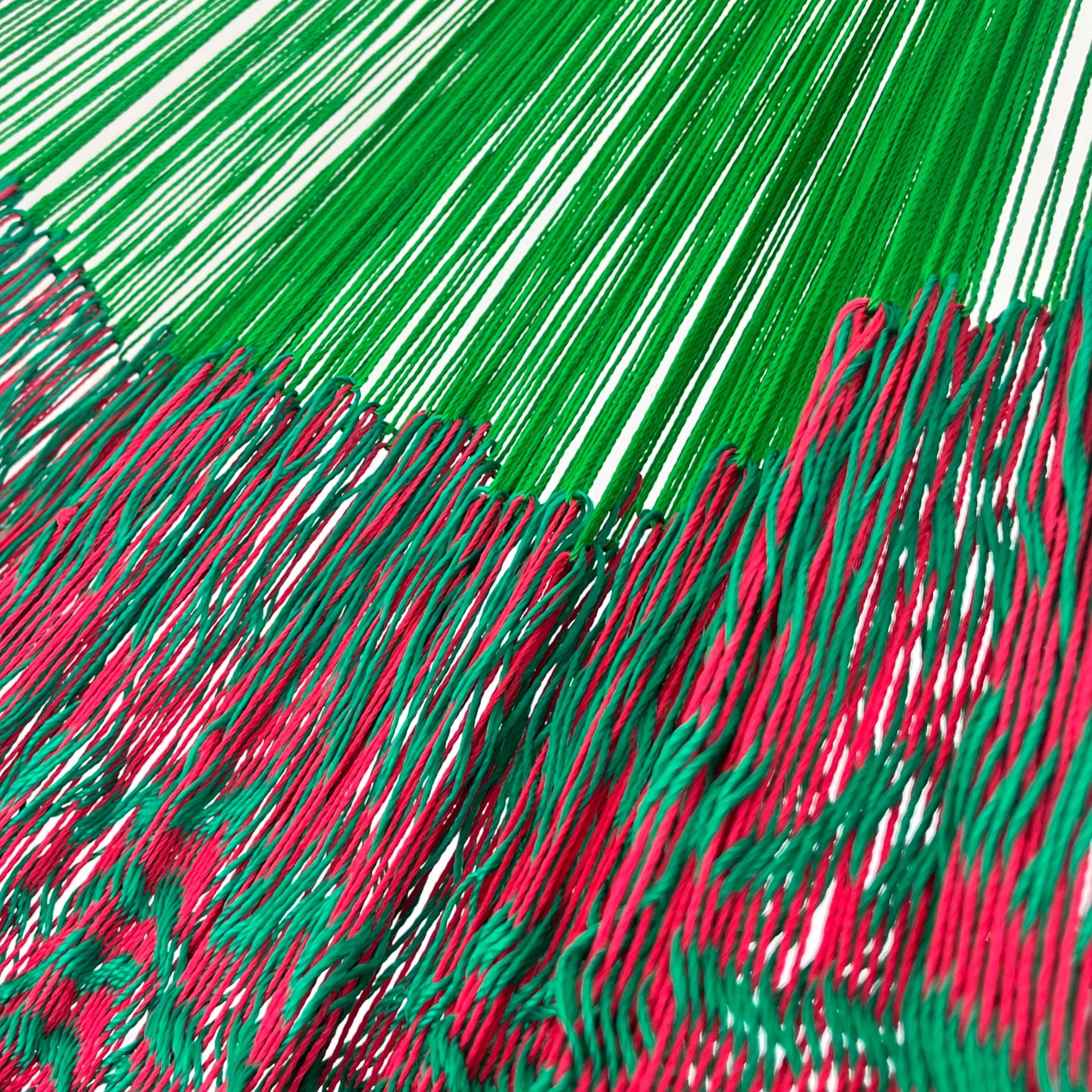 Unión entre cuerpo y brazo de hamaca Yucateca artesanal de nylon hilo 18 color verde y rojo