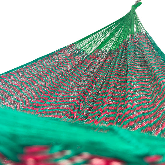 Interior mostrando brazo y tejido de hamaca Yucateca artesanal de nylon hilo 18 color verde y rojo