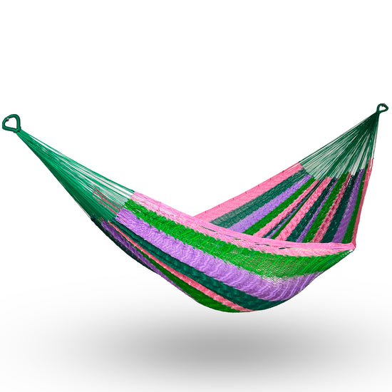 Hamaca Yucateca artesanal de nylon hilo 18 color verde y rosa colgada y abierta