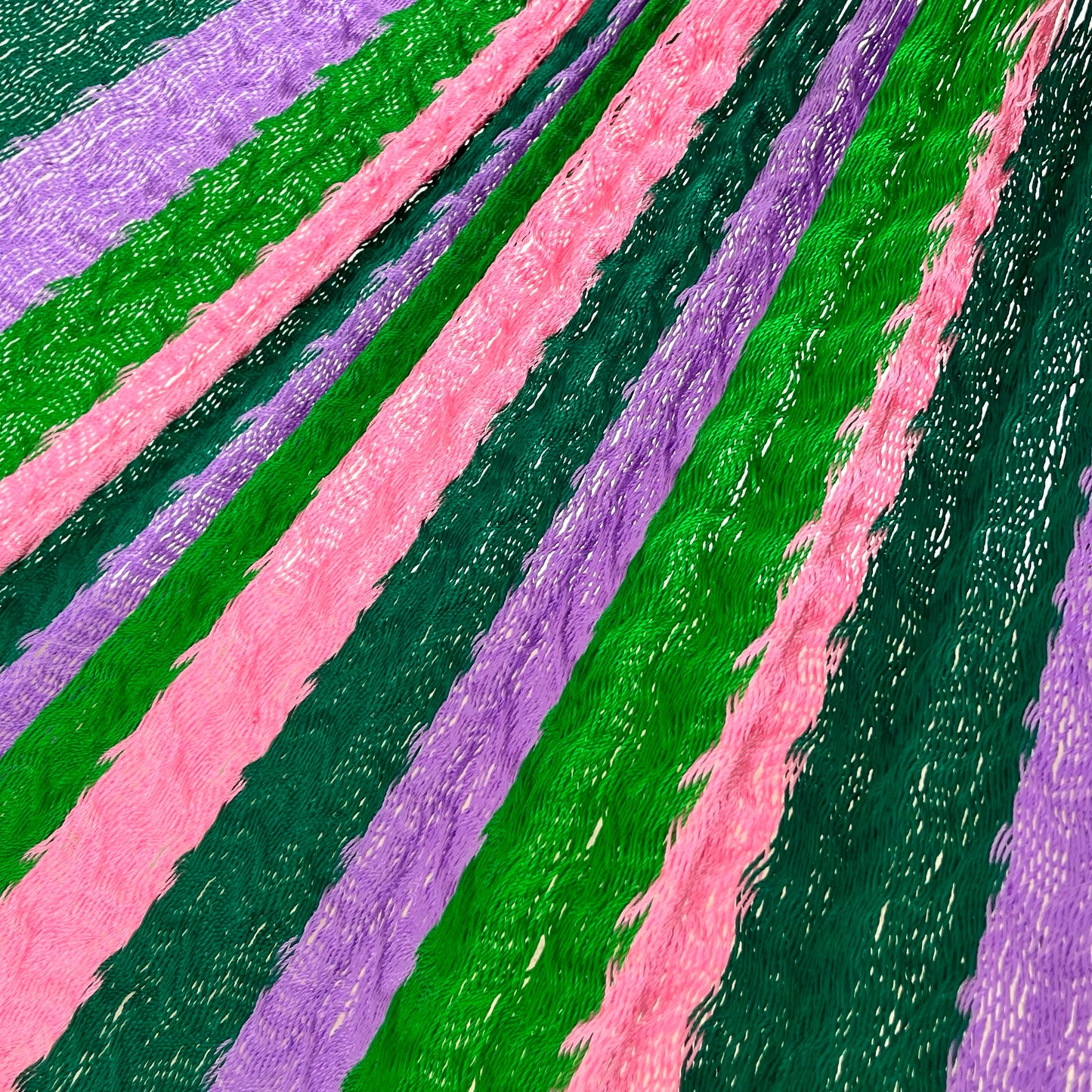 Detalle del tejido de nylon hilo 18 de la hamaca Yucateca artesanal verde y rosa