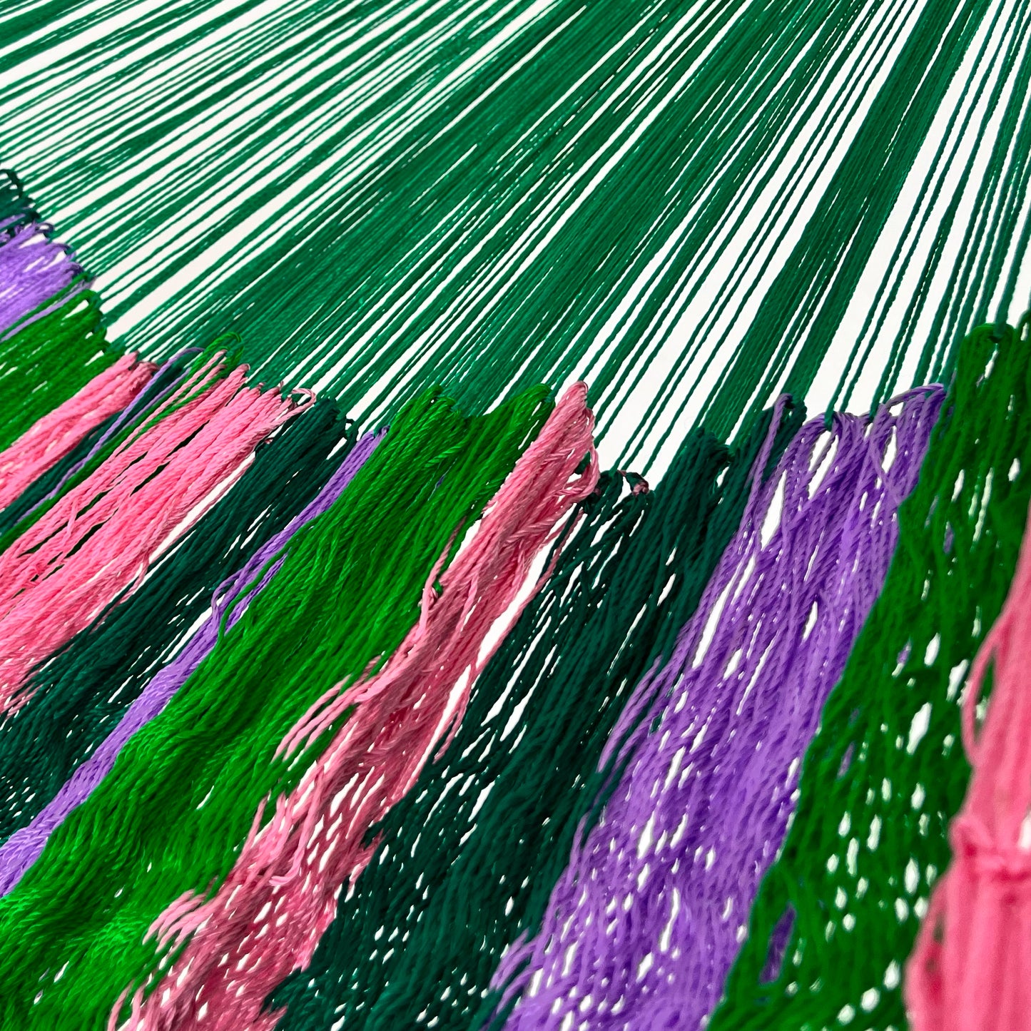 Unión entre cuerpo y brazo de hamaca Yucateca artesanal de nylon hilo 18 color verde y rosa