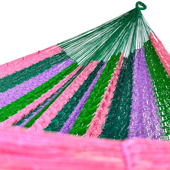 Interior mostrando brazo y tejido de hamaca Yucateca artesanal de nylon hilo 18 color verde y rosa