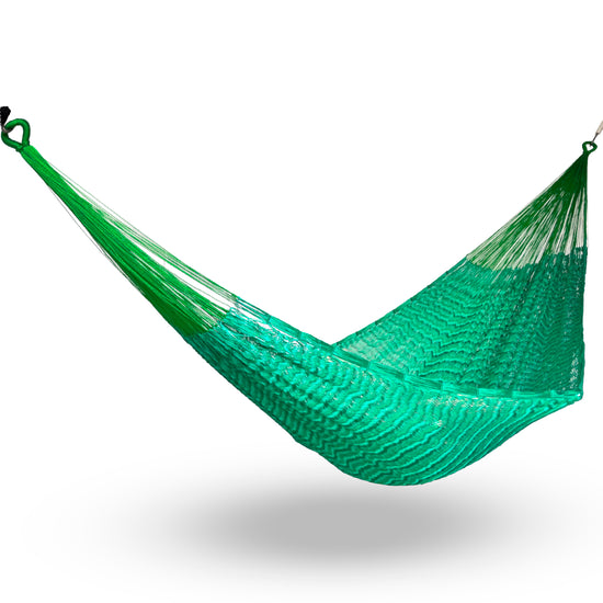 Hamaca Yucateca artesanal de nylon hilo 18 en tonos verdes colgada y abierta