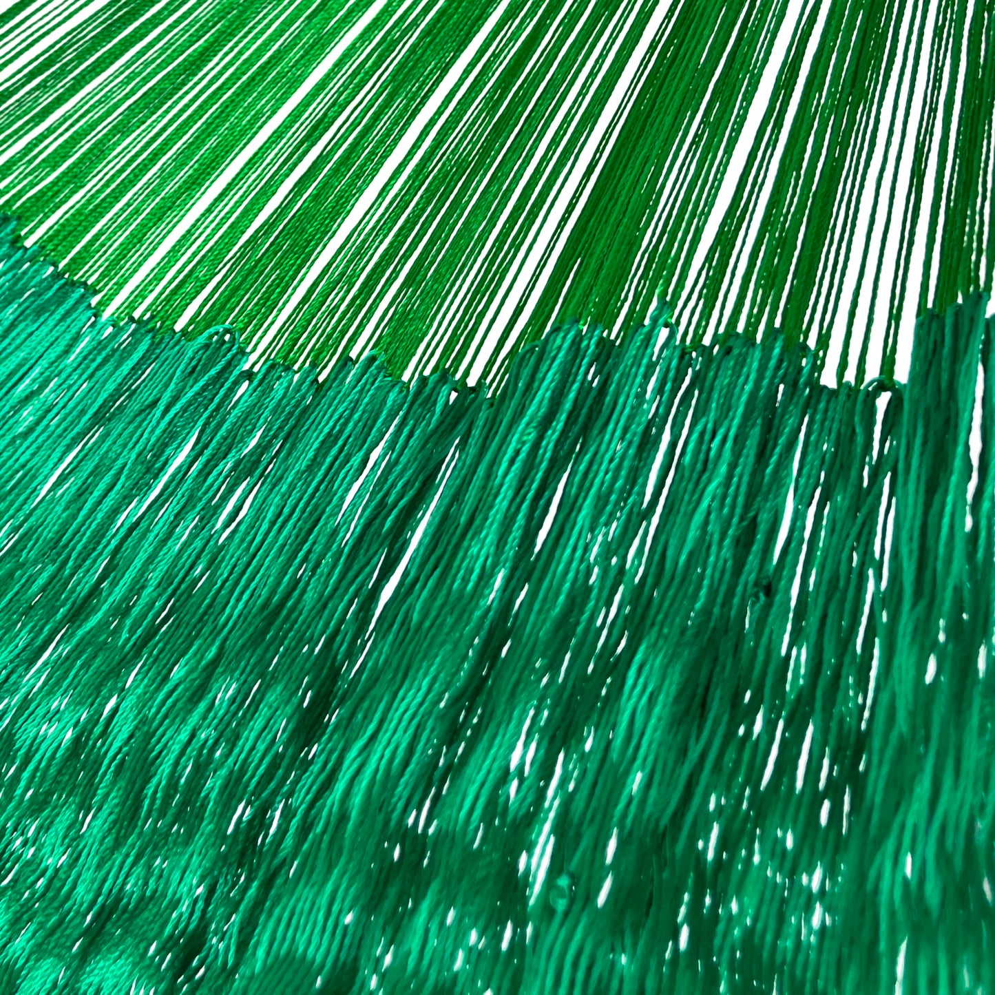 Unión entre cuerpo y brazo de hamaca Yucateca artesanal de nylon hilo 18 en tonos verdes