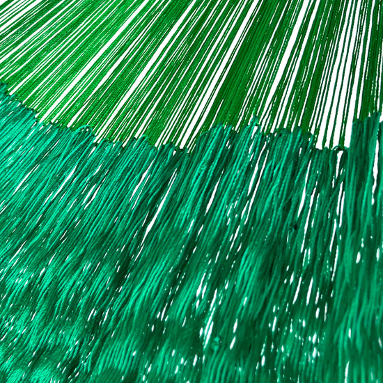 Unión entre cuerpo y brazo de hamaca Yucateca artesanal de nylon hilo 18 en tonos verdes