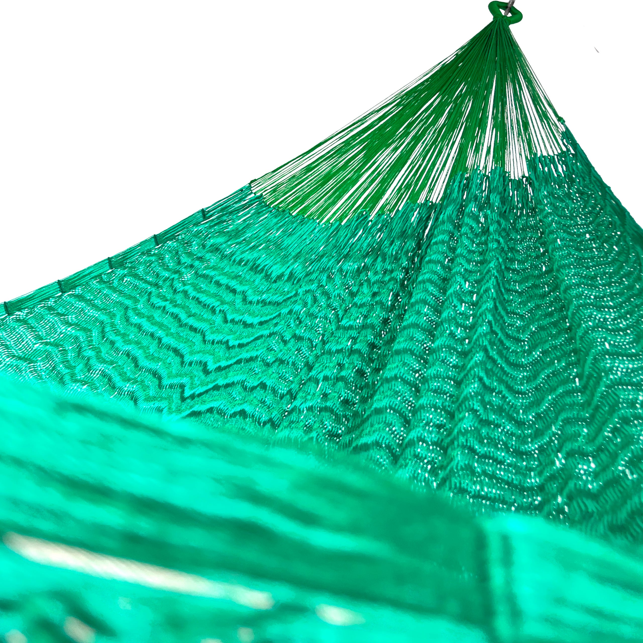 Interior mostrando brazo y tejido de hamaca Yucateca artesanal de nylon hilo 18 en tonos verdes