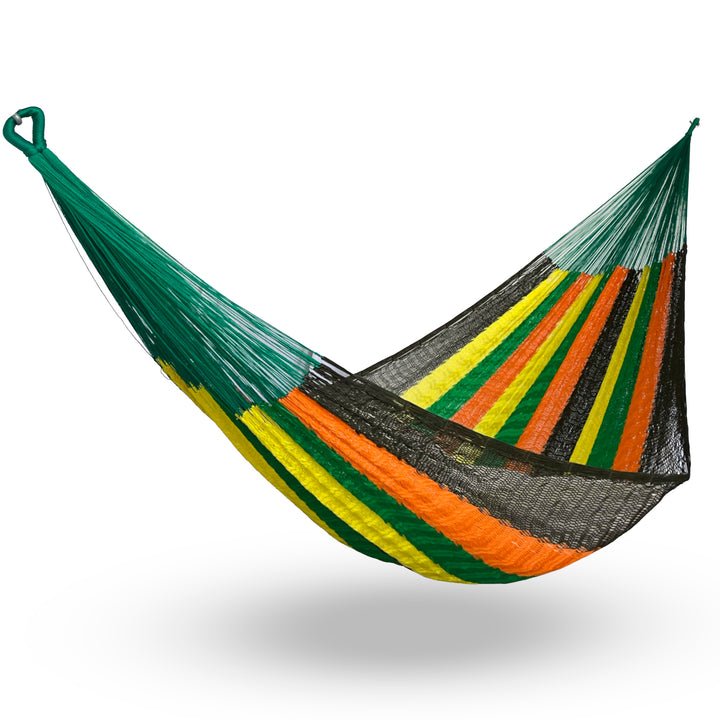 Hamaca Yucateca artesanal de nylon hilo grueso multicolor colgada y abierta