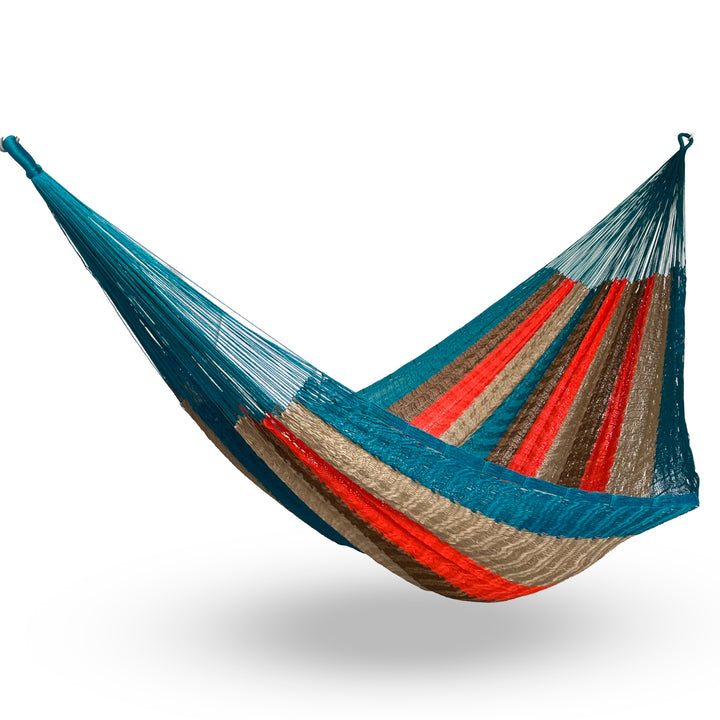 Hamaca Yucateca artesanal de nylon hilo grueso rayada multicolor colgada y abierta