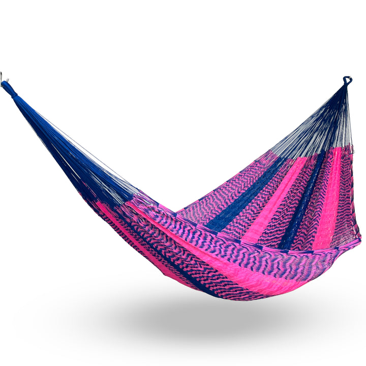 Hamaca Yucateca artesanal de nylon hilo grueso color rosa colgada y abierta