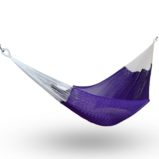 Hamaca Yucateca artesanal de nylon color morado colgada y abierta