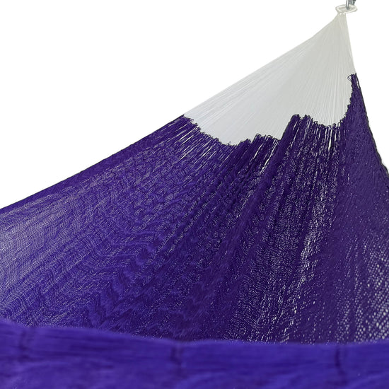 Interior de hamaca Yucateca de nylon morado mostrando el tejido y el brazo