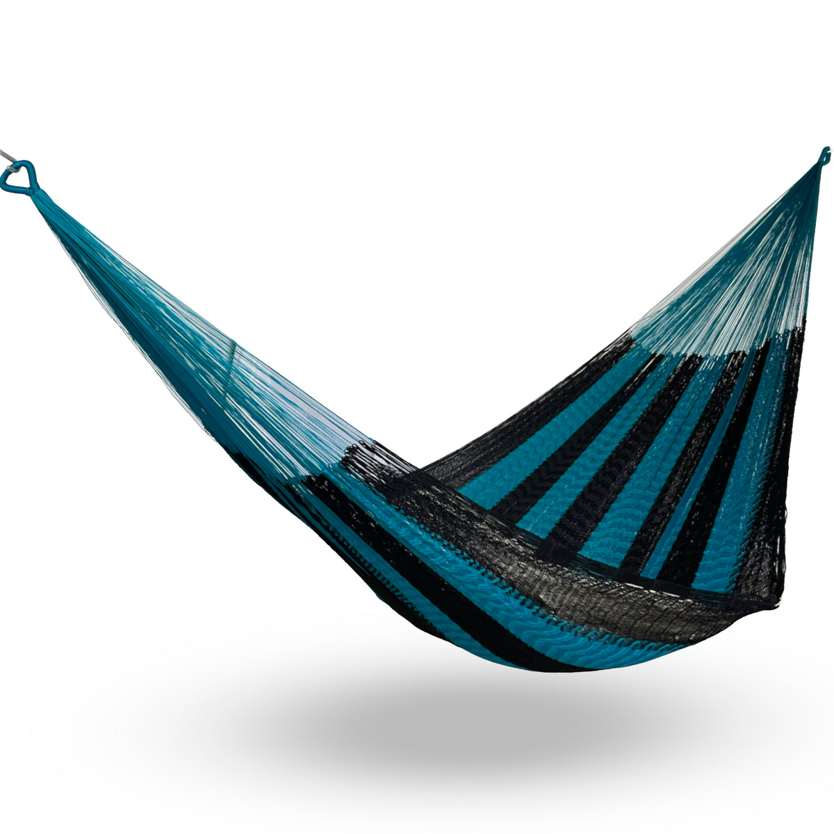 Hamaca yucateca artesanal de nylon suave color azul y negro colgada y abierta