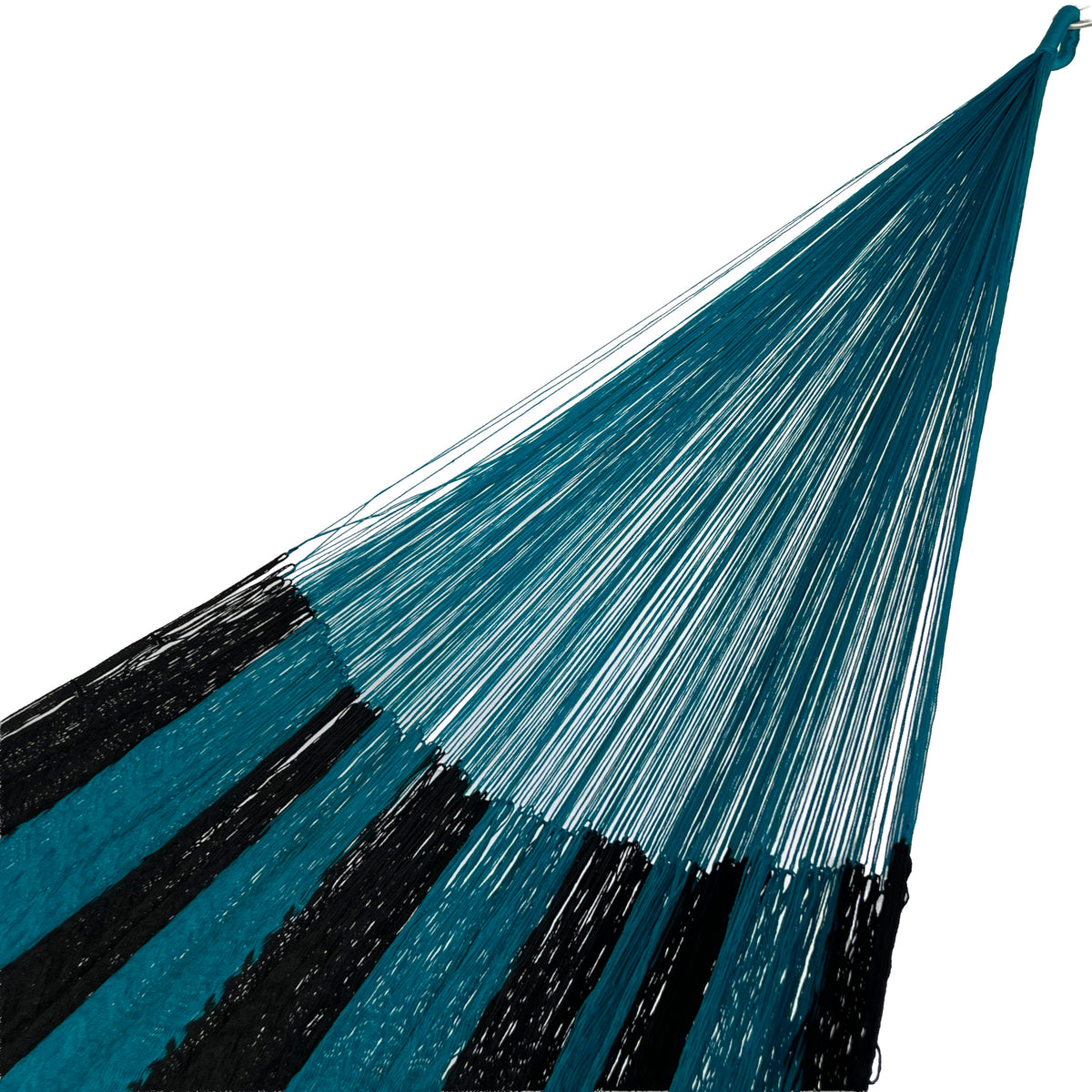 Detalle del brazo tejido de una hamaca yucateca artesanal de nylon suave color azul y negro