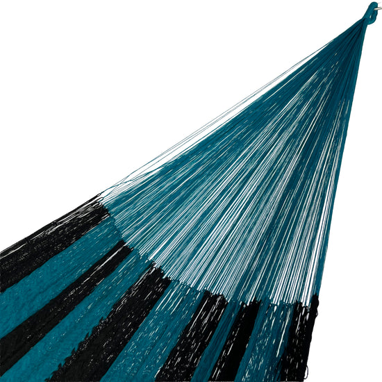 Detalle del brazo tejido de una hamaca yucateca artesanal de nylon suave color azul y negro