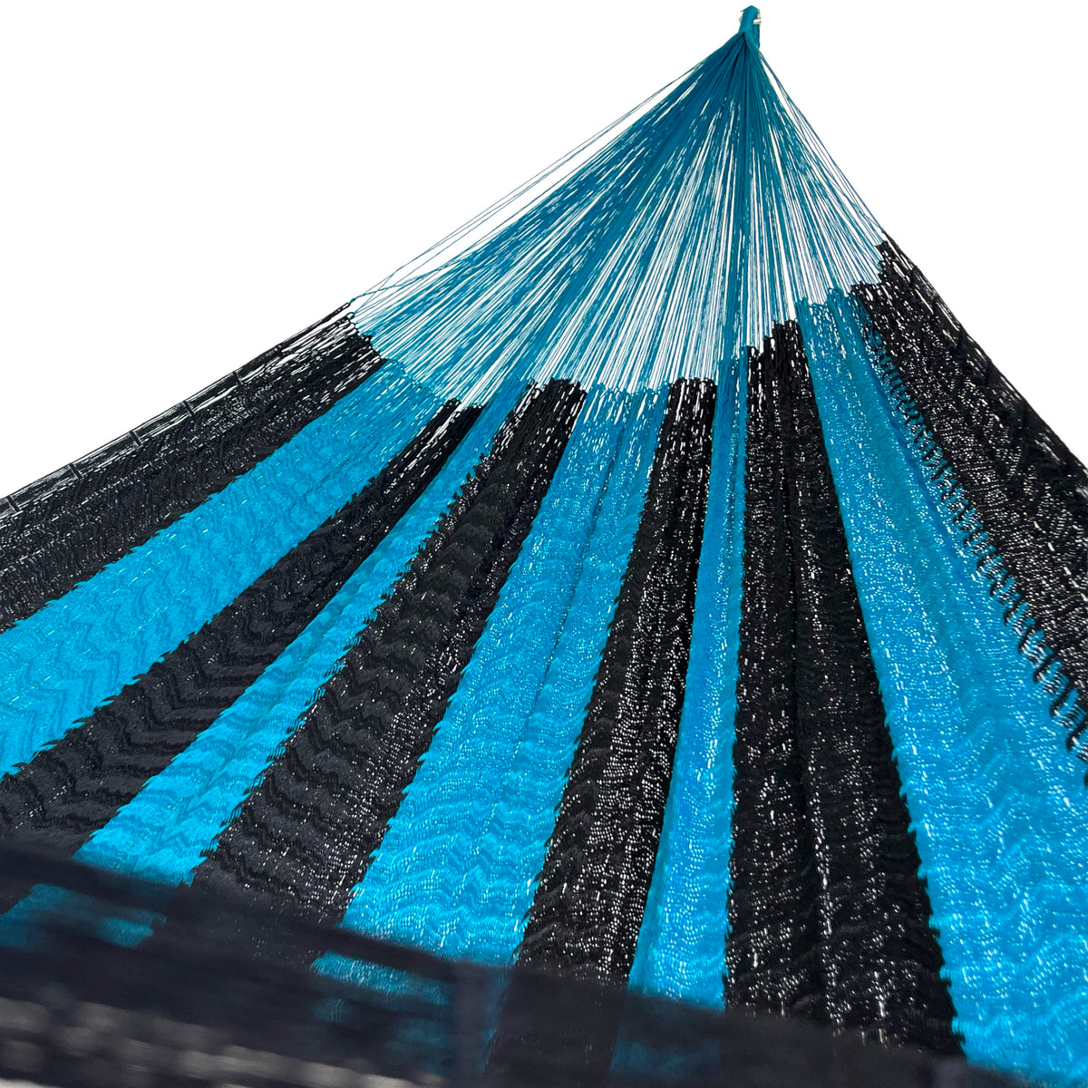 Interior de hamaca yucateca artesanal de nylon suave azul y negro mostrando el tejido y el brazo