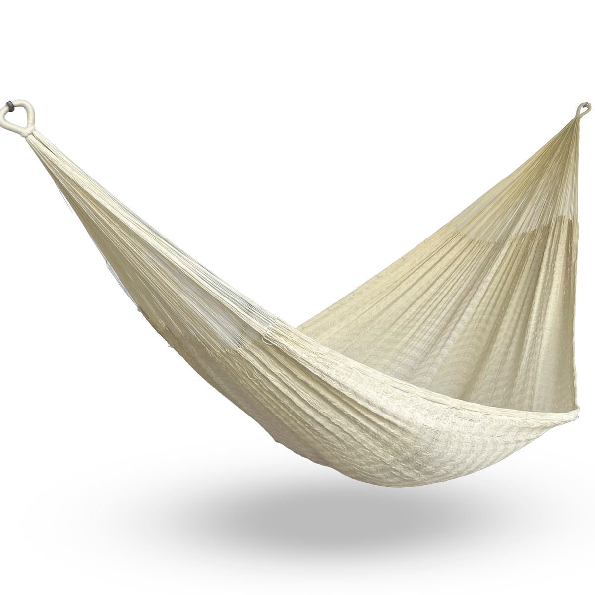 Hamaca yucateca artesanal de nylon suave color beige colgada y abierta