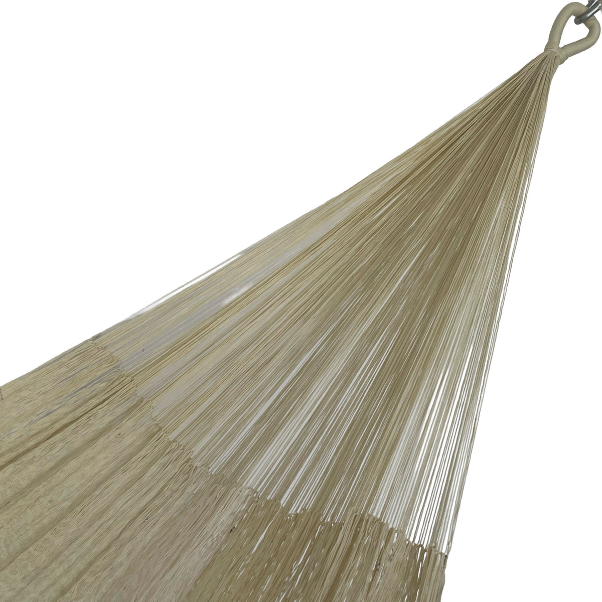 Detalle del brazo tejido de una hamaca yucateca artesanal de nylon suave color beige