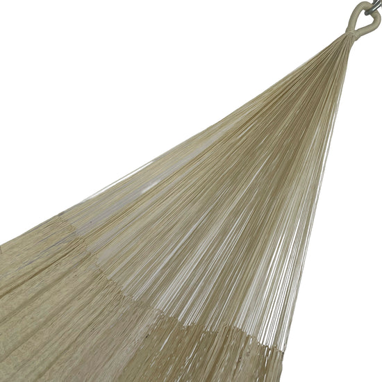 Detalle del brazo tejido de una hamaca yucateca artesanal de nylon suave color beige