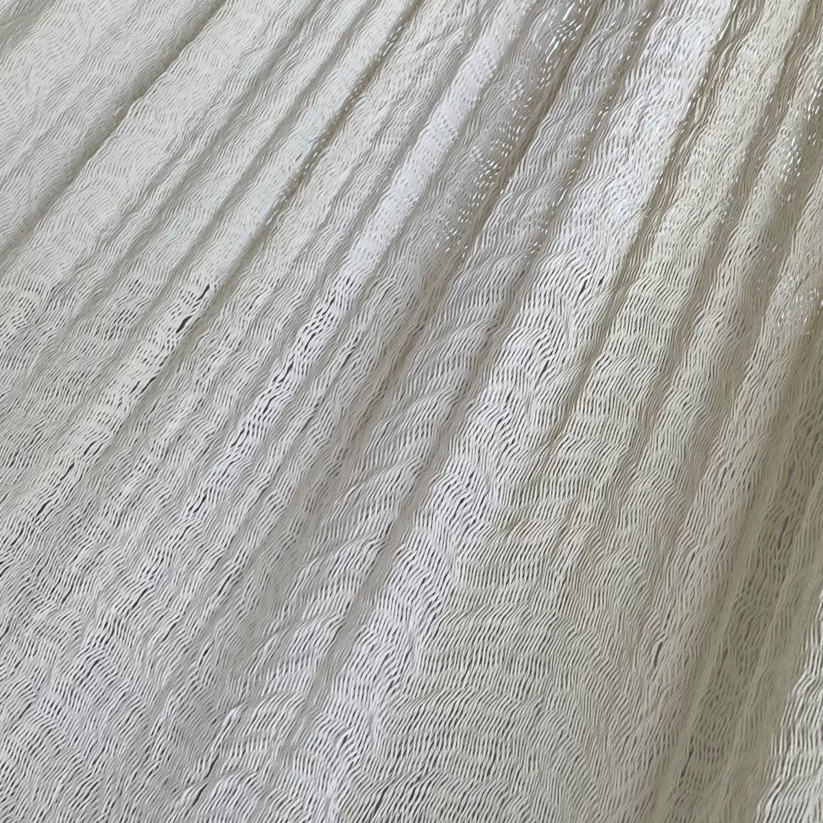 Primer plano del tejido de nylon suave de una hamaca yucateca artesanal color beige