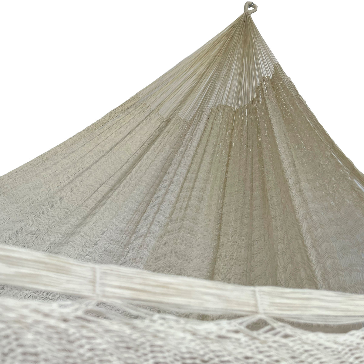 Interior de hamaca yucateca artesanal de nylon suave beige mostrando el tejido y el brazo