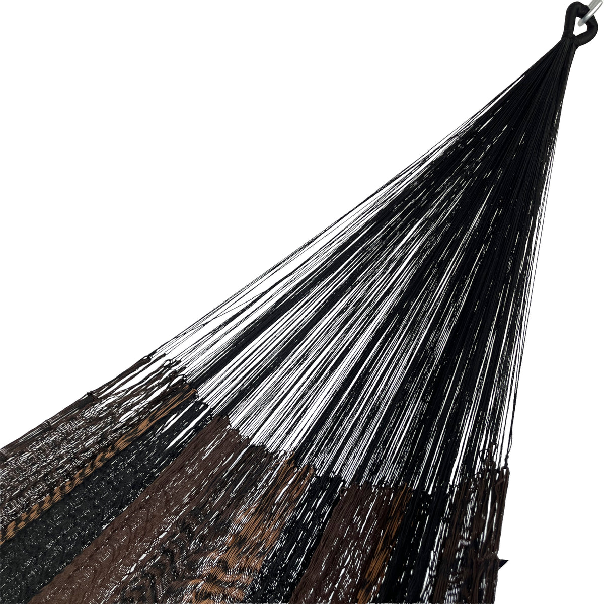 Detalle del brazo tejido de una hamaca yucateca artesanal de nylon suave color café y negro