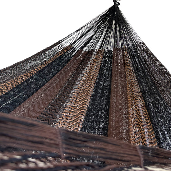 Interior de hamaca yucateca artesanal de nylon suave café y negro mostrando el tejido y el brazo