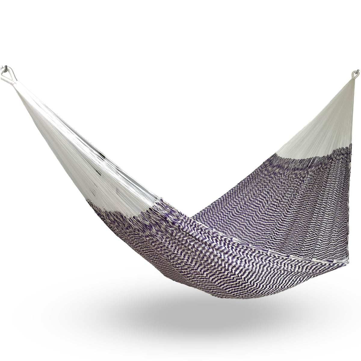 Hamaca yucateca artesanal de nylon suave color morado y beige colgada y abierta