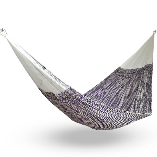 Hamaca yucateca artesanal de nylon suave color morado y beige colgada y abierta