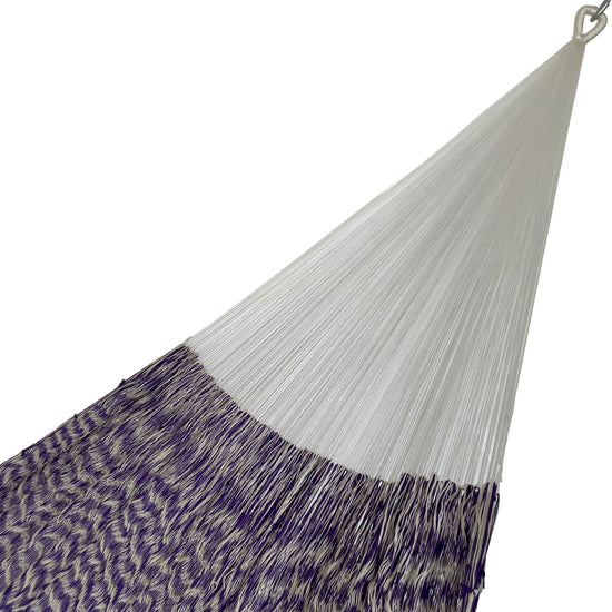 Detalle del brazo tejido de una hamaca yucateca artesanal de nylon suave color morado y beige