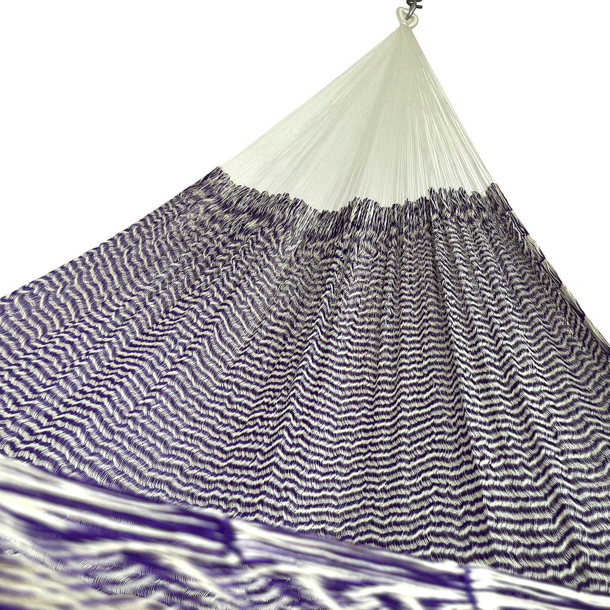 Interior de hamaca yucateca artesanal de nylon suave morado y beige mostrando el tejido y el brazo