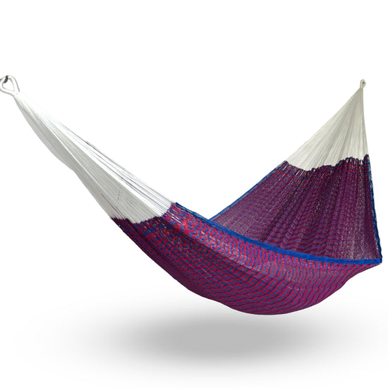 Hamaca Yucateca artesanal de nylon suave color rojo y azul colgada y abierta