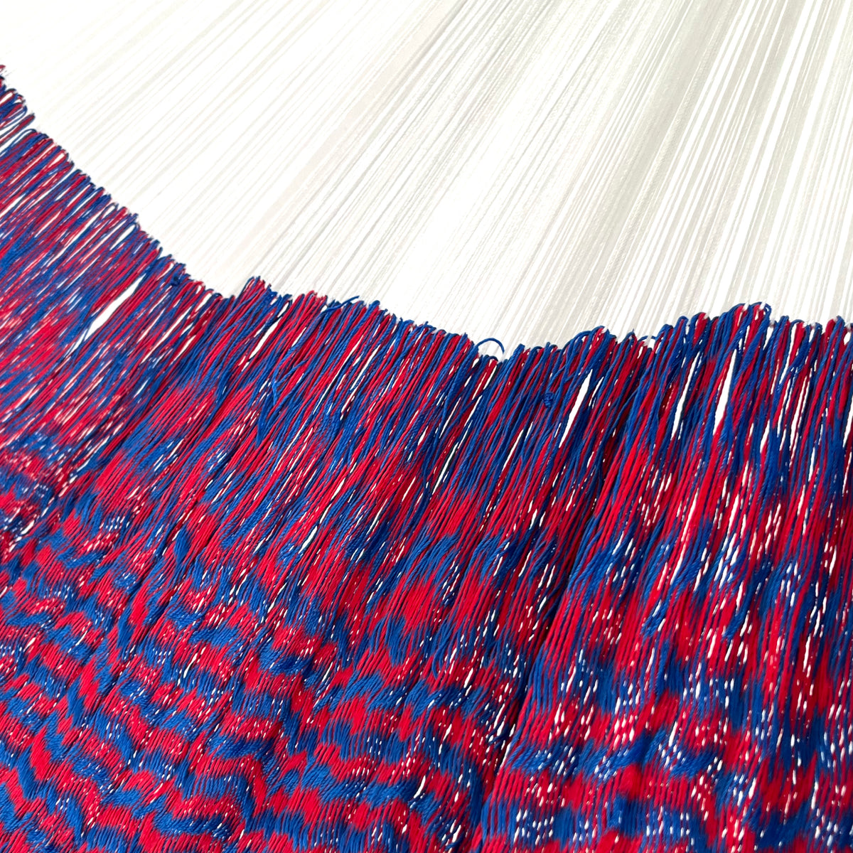 Unión entre cuerpo y brazo de hamaca Yucateca artesanal de nylon suave color rojo y azul