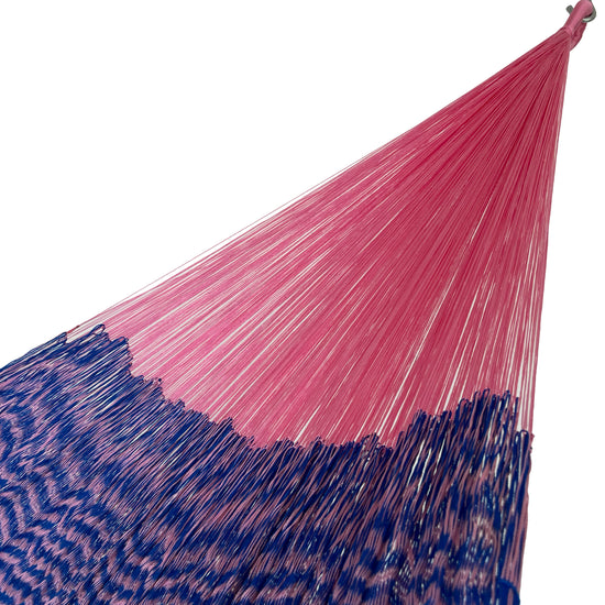 Detalle del brazo tejido de una hamaca yucateca artesanal de nylon suave color rosa y azul