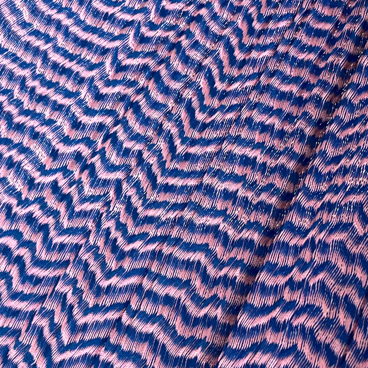 Primer plano del tejido de nylon suave de una hamaca yucateca artesanal color rosa y azul