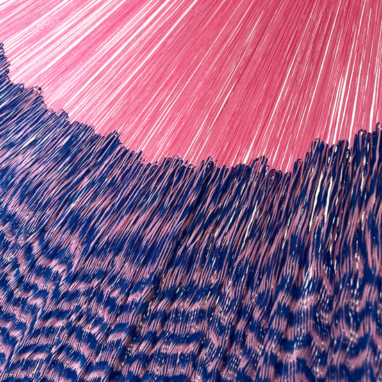 Detalle de la unión entre el cuerpo y el brazo de una hamaca yucateca artesanal de nylon suave rosa y azul