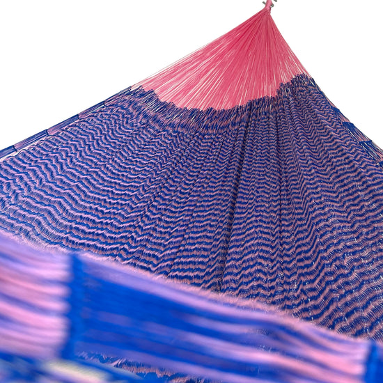 Interior de hamaca yucateca artesanal de nylon suave rosa y azul mostrando el tejido y el brazo