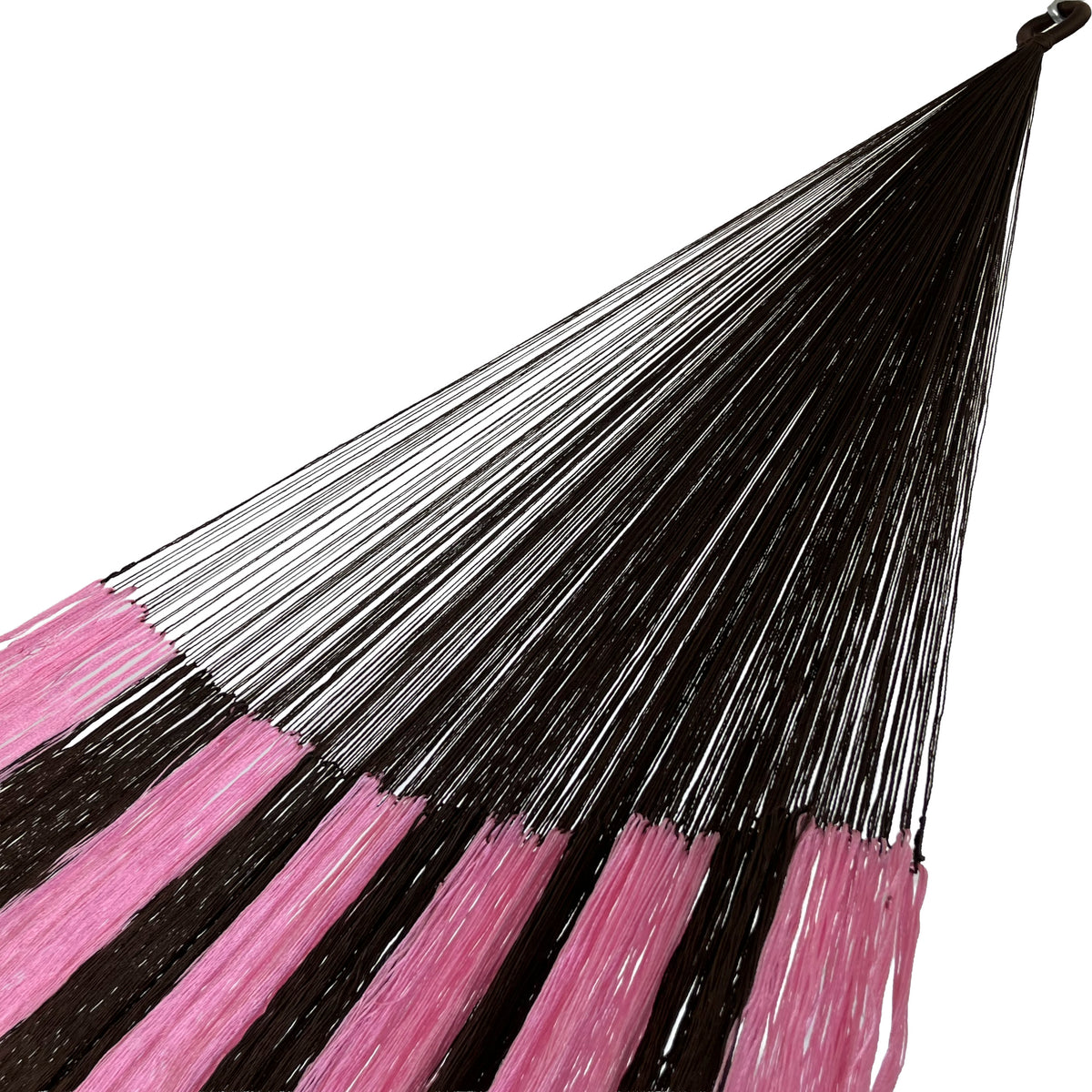 Detalle del brazo tejido de una hamaca yucateca artesanal de nylon suave color rosa y café