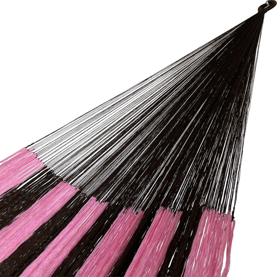 Detalle del brazo tejido de una hamaca yucateca artesanal de nylon suave color rosa y café