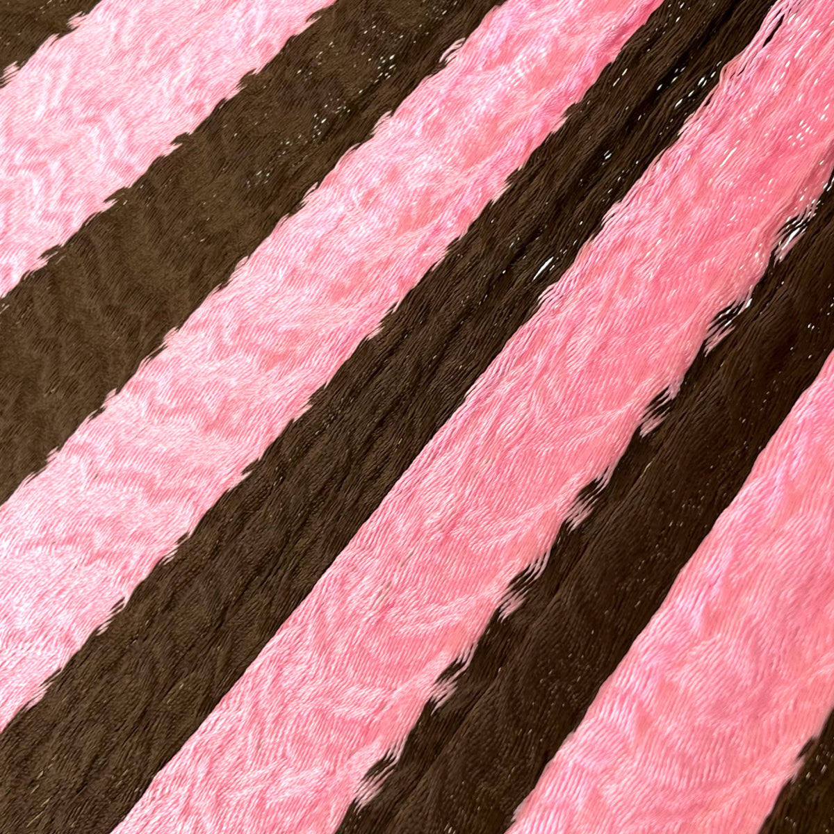 Primer plano del tejido de nylon suave de una hamaca yucateca artesanal color rosa y café