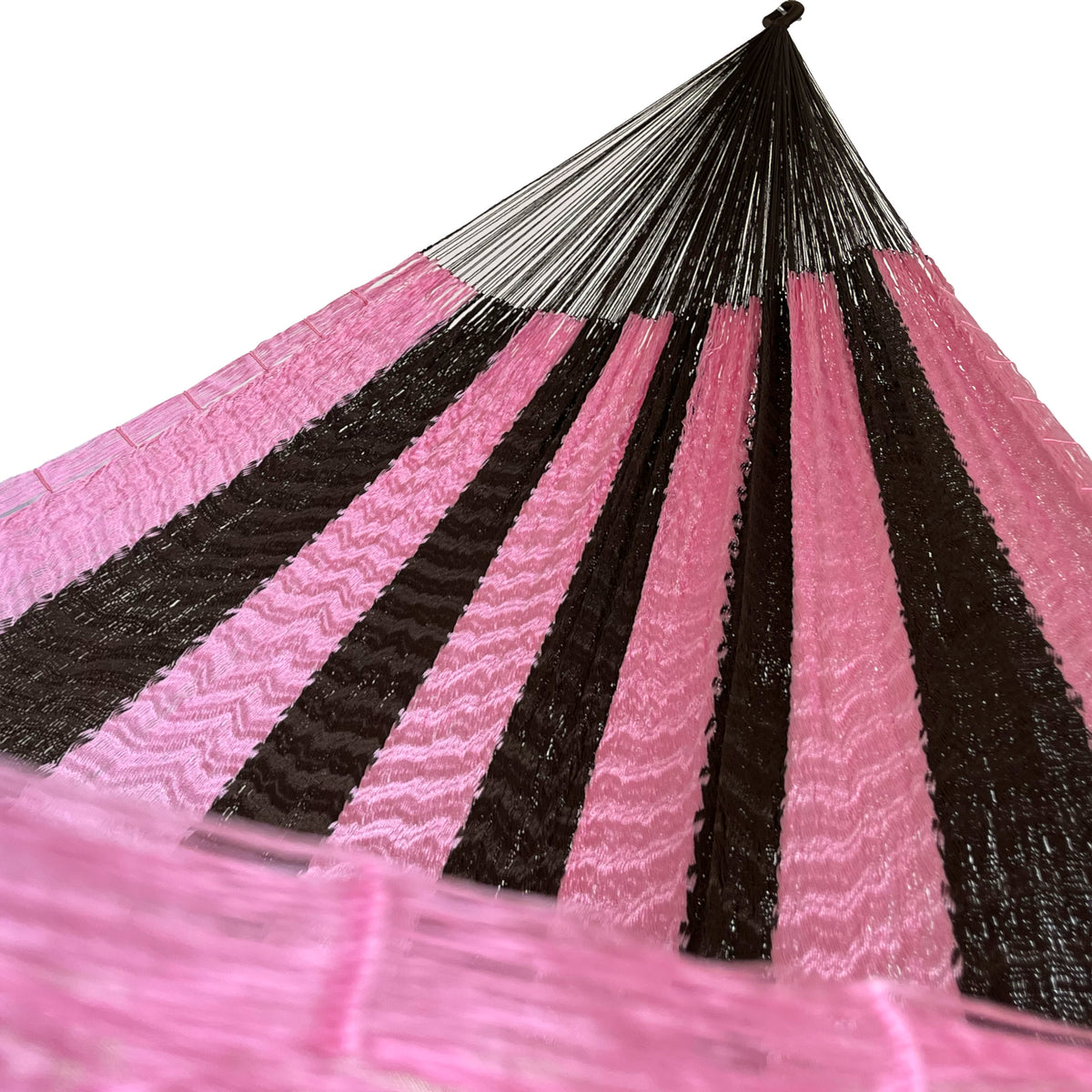 Interior de hamaca yucateca artesanal de nylon suave rosa y café mostrando el tejido y el brazo