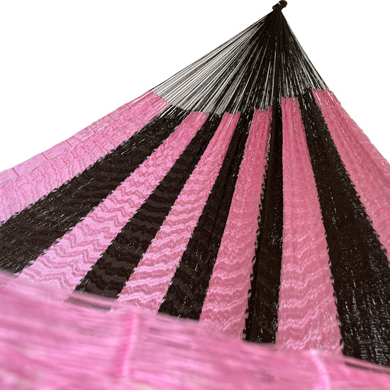 Interior de hamaca yucateca artesanal de nylon suave rosa y café mostrando el tejido y el brazo