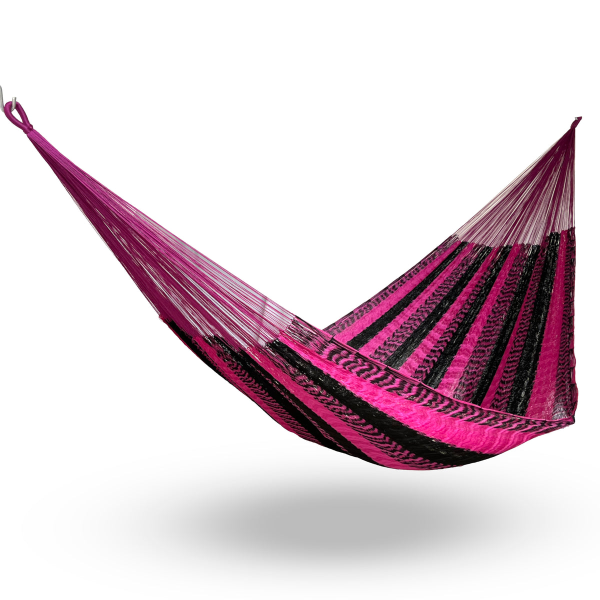 Hamaca yucateca artesanal de nylon suave color rosa y negro colgada y abierta
