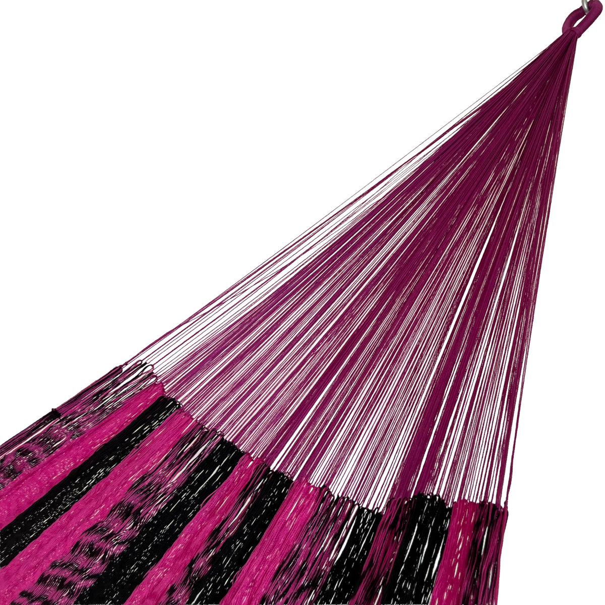Detalle del brazo tejido de una hamaca yucateca artesanal de nylon suave color rosa y negro