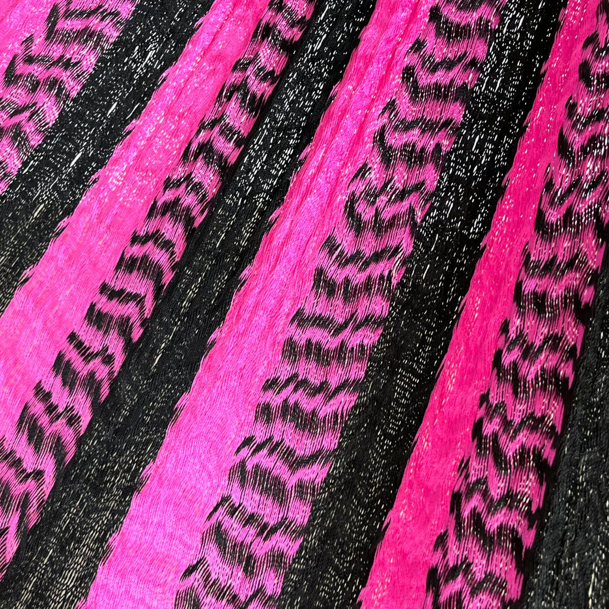 Primer plano del tejido de nylon suave de una hamaca yucateca artesanal color rosa y negro