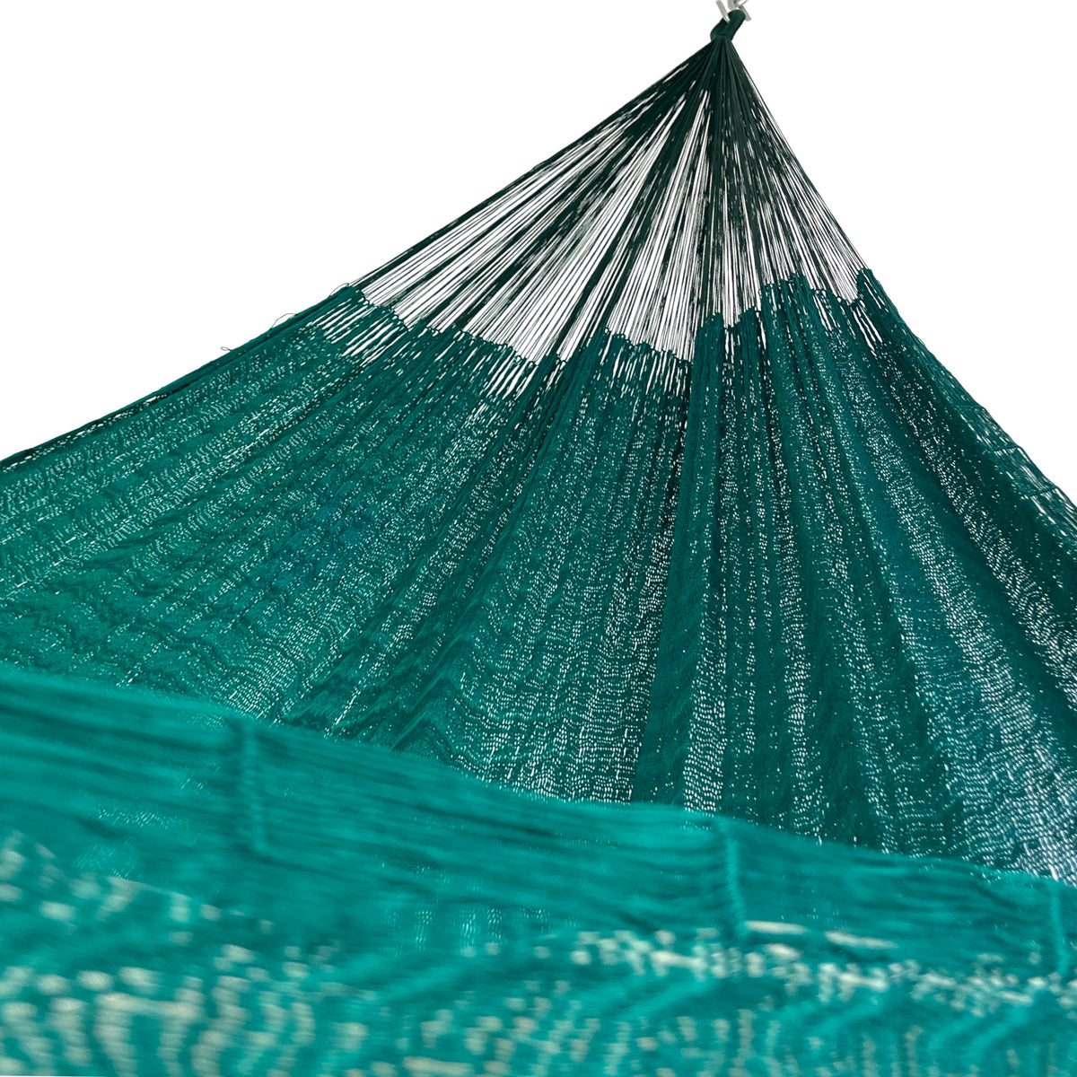Interior mostrando brazo y tejido de hamaca Yucateca artesanal de nylon suave color verde oscuro
