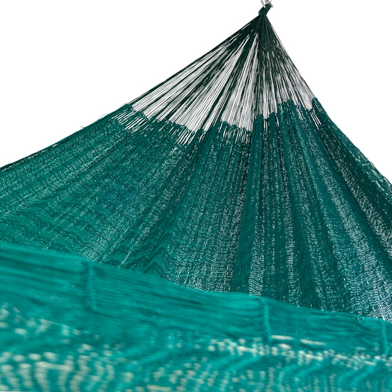 Interior mostrando brazo y tejido de hamaca Yucateca artesanal de nylon suave color verde oscuro