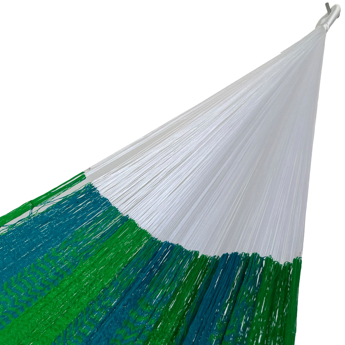 Detalle del brazo tejido de una hamaca yucateca artesanal de nylon suave color verde y azul