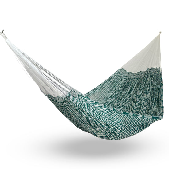 Hamaca Yucateca artesanal de nylon suave color verde y blanco colgada y abierta
