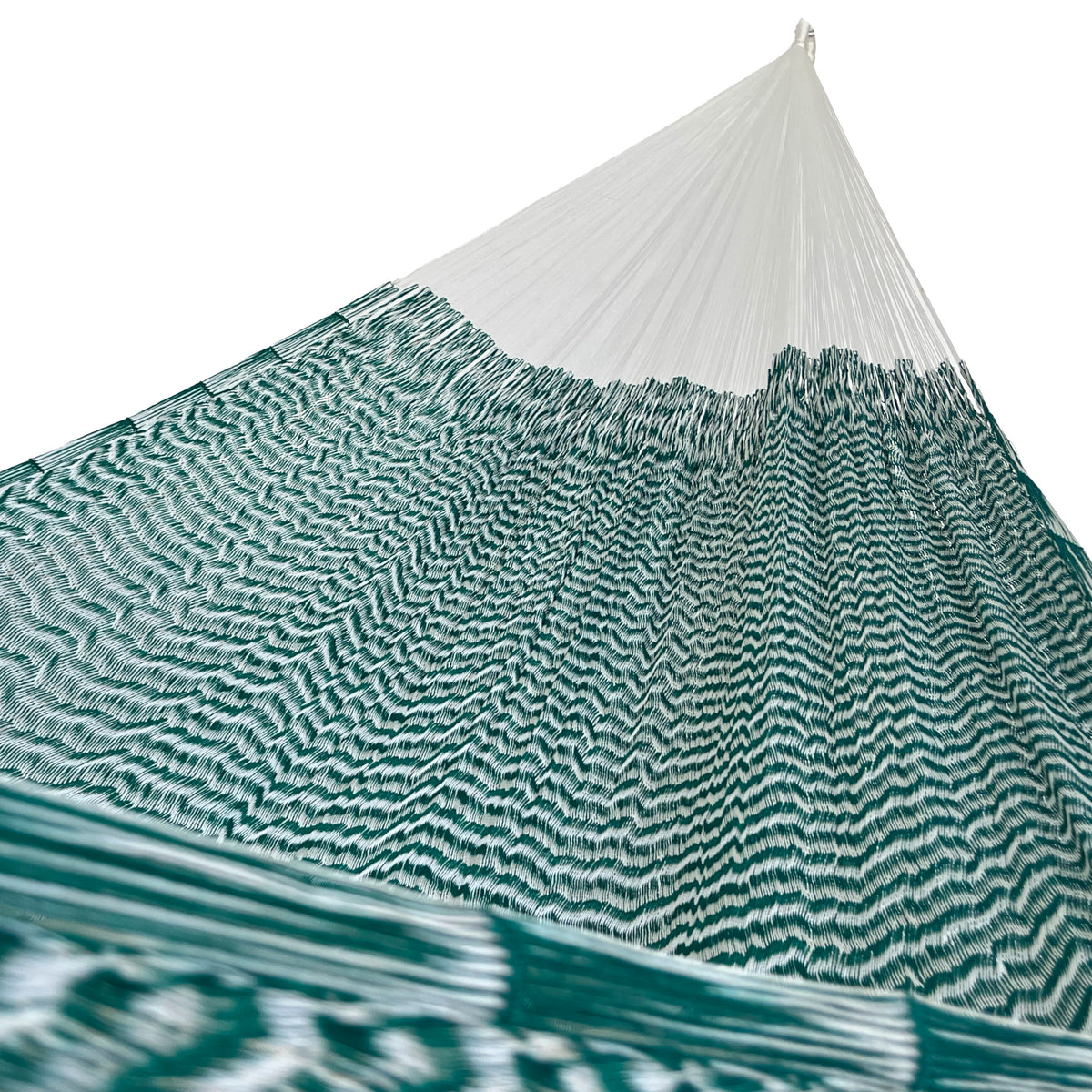 Interior mostrando brazo y tejido de hamaca Yucateca artesanal de nylon suave color verde y blanco