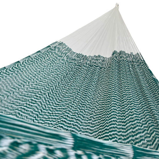 Interior mostrando brazo y tejido de hamaca Yucateca artesanal de nylon suave color verde y blanco